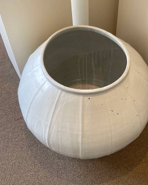 Beyaz arkaplanda boş seramik kase