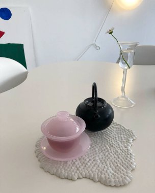 kahve fincanı ve masada beyaz bir fincan.