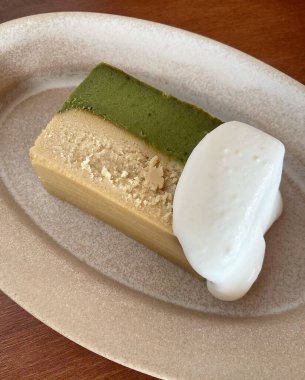 Bir tabak yeşil beyaz çikolatalı pastayı yakın.