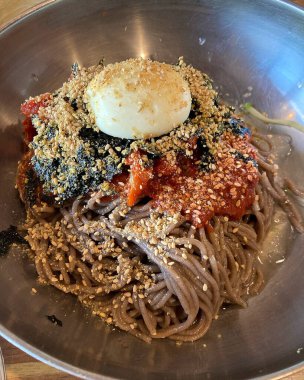 Kore yemeği, sebze ve baharatlı kızarmış pirinç.