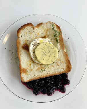 Krema ve tereyağlı tost