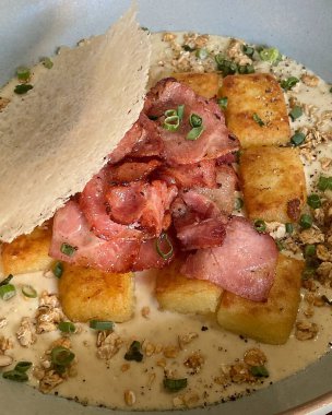 Bir tabak sahanda yumurtanın yakın plan fotoğrafı.