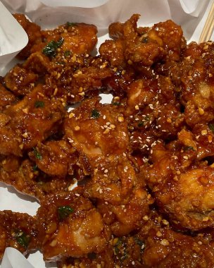 Sos ve baharatlı kızarmış tavuk.