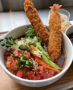 Lezzetli Asya yemeklerinin yakın görüntüsü