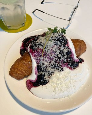 Krep ve böğürtlenli kahvaltı.