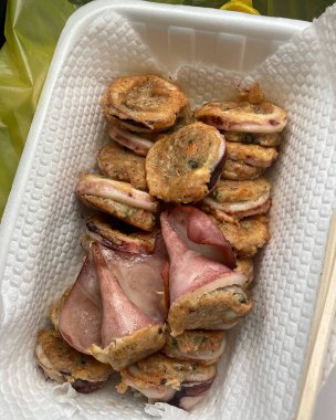 Soslu kızarmış tavuk kanadı.