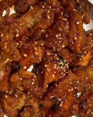 Susamlı kızarmış tavuk kanadı.