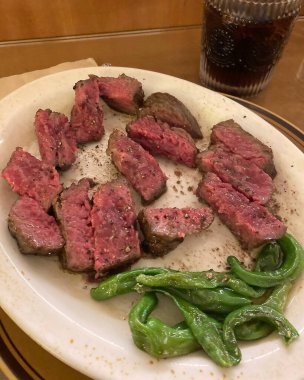yeşil fasulye ile sığır eti biftek