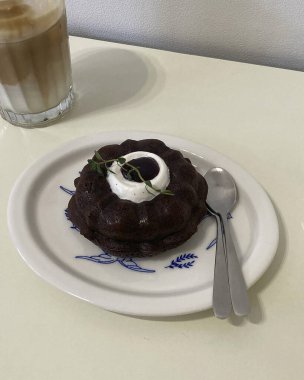 Çikolata kremalı kahve ve kremalı krema.