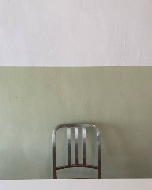 Modern bir apartmanın içinde.