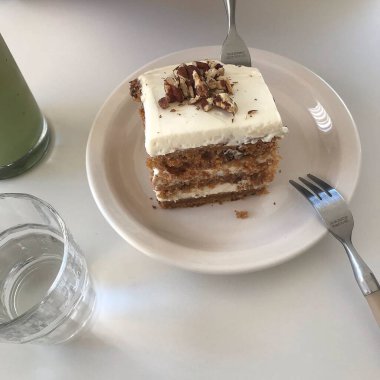 Bir fincan yeşil çay ve kek.