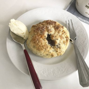 Kuru üzümlü taze ekmek.