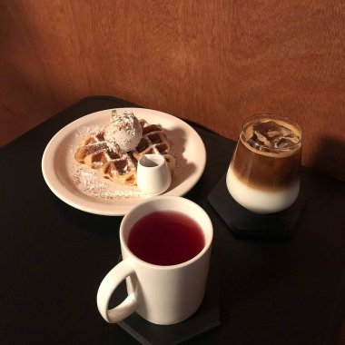 bir fincan kahve ve bir bardak sütlü siyah kaşık ve beyaz arka plan