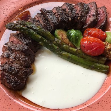 Izgara sebzeli biftek ve sos.