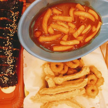 Kızarmış tavuk ve patates kızartması ile çeşitli yemeklerden yakın çekim.