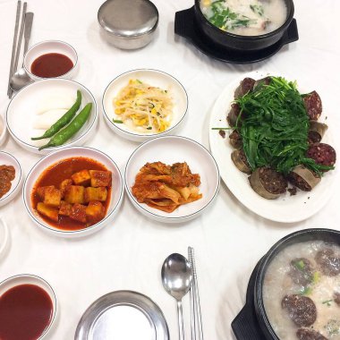 Lezzetli Asya yemeklerinin yakın görüntüsü