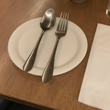 bıçak ve çatal ile boş levha