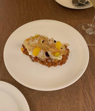 Peynirli ve yumurtalı bir tabak lezzetli İtalyan makarnası.