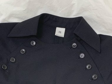 Lüks erkek kıyafetleri ve farklı malzemeler.