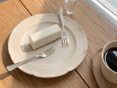 kahve ile kek üzerine ahşap masa