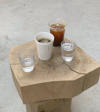 Masanın üzerinde bir bardak su ve buz var.