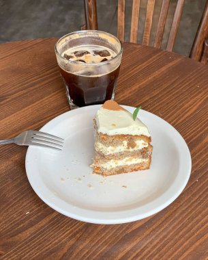 Kahve ve kek bir kafede.