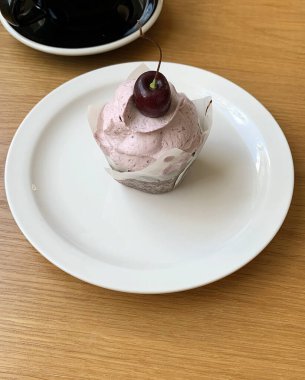 Kremalı ve dutlu çikolatalı pasta.