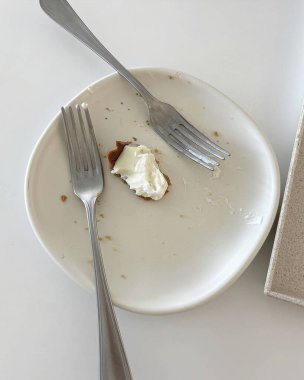 Bir tabak kirli beyaz ve kahverengi çatal bıçak ve bıçak.