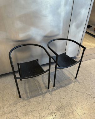 modern sandalye ve yerde siyah deri.