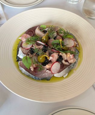 Tabakta taze somon bifteği