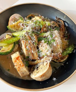Parmesanlı kızarmış kabak ve ahşap masada parmesan peyniri.
