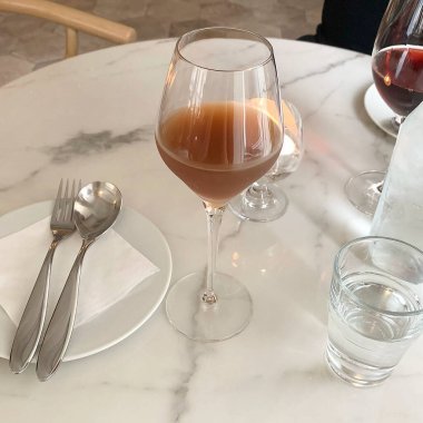 Buzlu ve şaraplı bir bardak soğuk içecek.