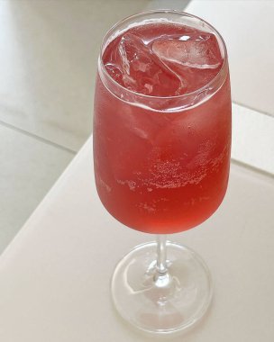 Beyaz arkaplandaki taze içeceği kapat