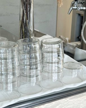 Masada boş bardaklar