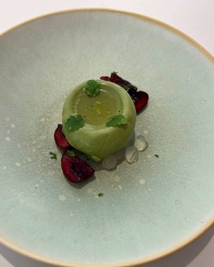 Lezzetli bir yemeğin dikey çekimi.