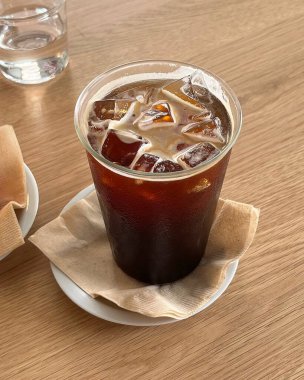 Bardakta buzlu kahve..