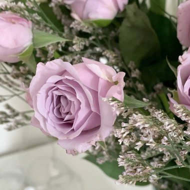 Pembe çiçek buketi yakın.