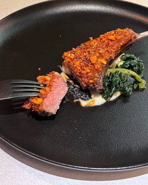 Soslu ve sebzeli ızgara biftek.