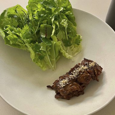 Sebzeli kızarmış biftek.