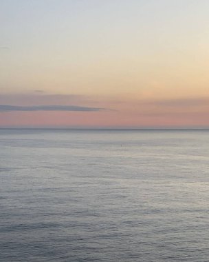 Denizin üzerinde güzel bir gün batımı