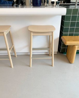 Tahta masa ve sandalyeli masa.