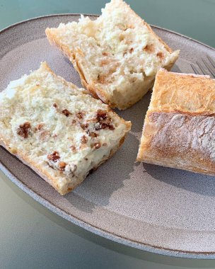 Tabakta bir parça ekmek