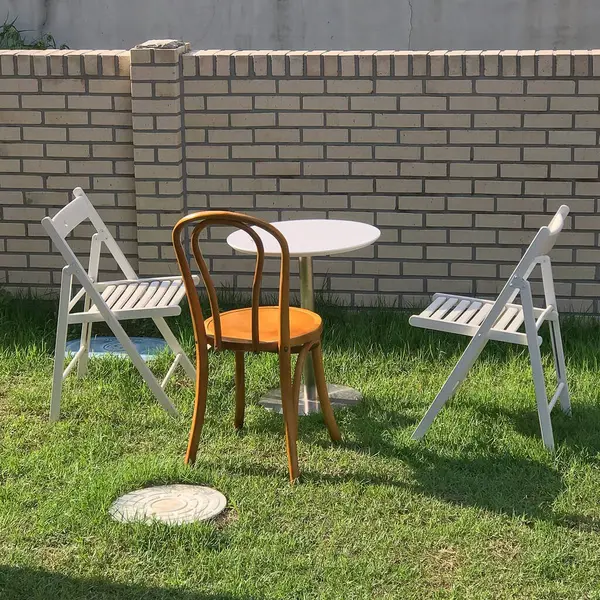 Bahçedeki boş sandalyeler