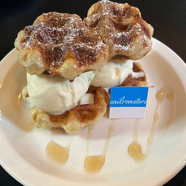 Dondurmalı waffle ve beyaz tabakta krema.