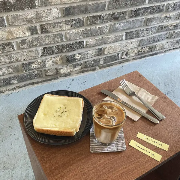 kahve fincanı ve ahşap masa ekmek