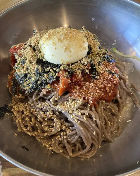 Kore yemeği, sebze ve baharatlı kızarmış pirinç.