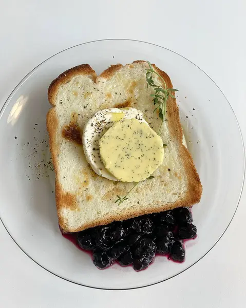 Krema ve tereyağlı tost