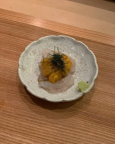 ahşap tabakta suşi somon ile