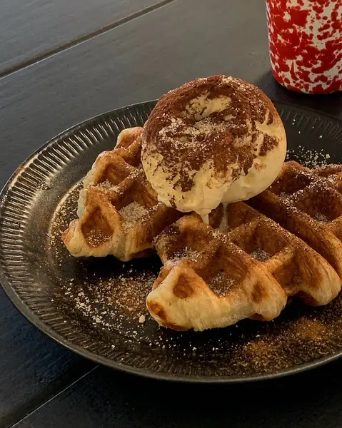 Waffle dondurma ve çilek ile