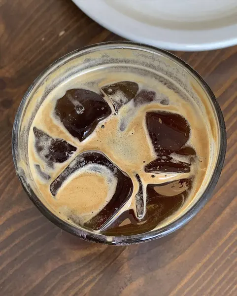 Bardakta köpüklü sıcak kahve.